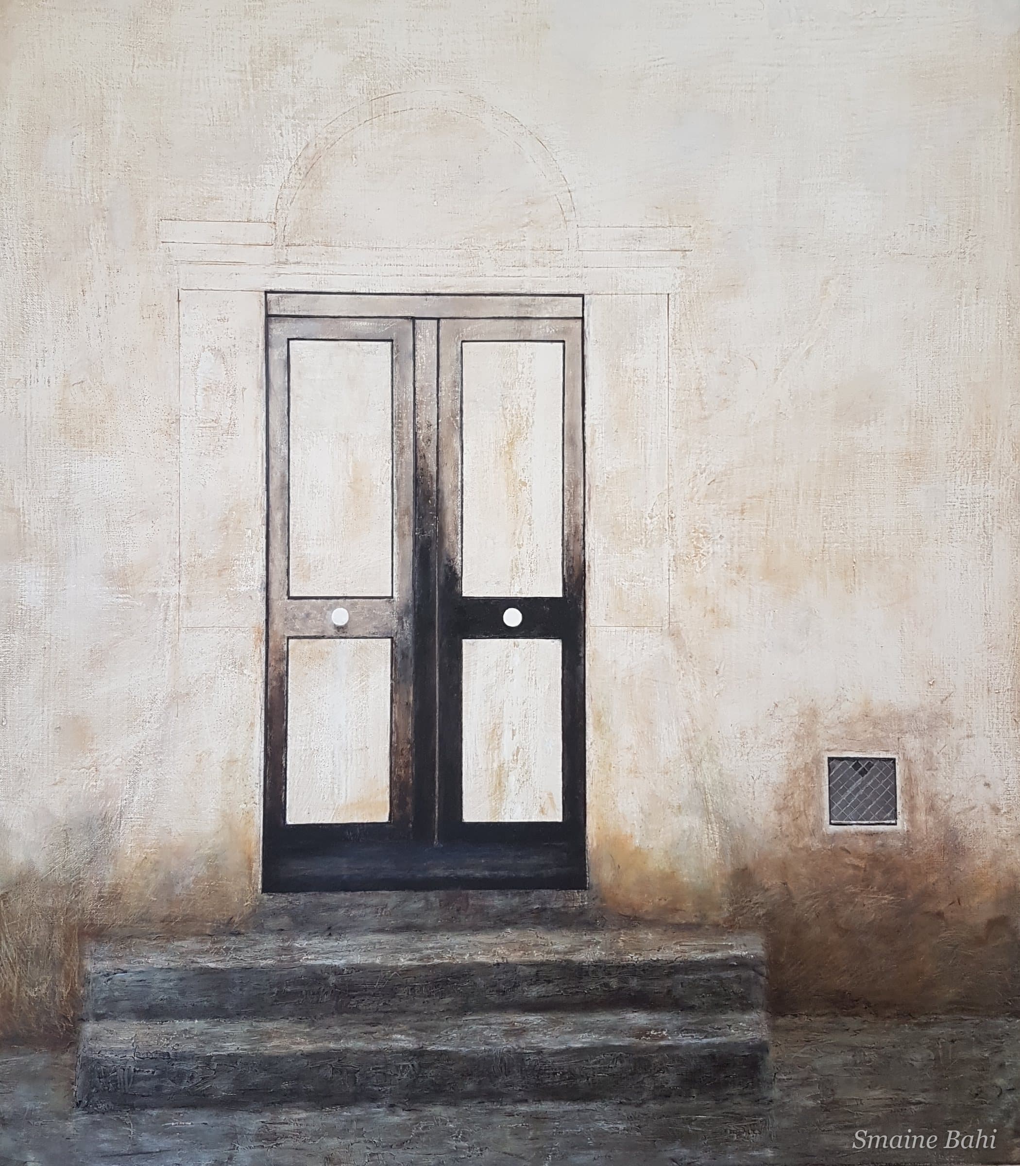 Eingang – Ölgemälde 125 × 110 cm von Smaine Bahi, dunkle zweiflügelige Tür mit Rundbogen-Relief in heller Putzfassade über drei grauen Steinstufen