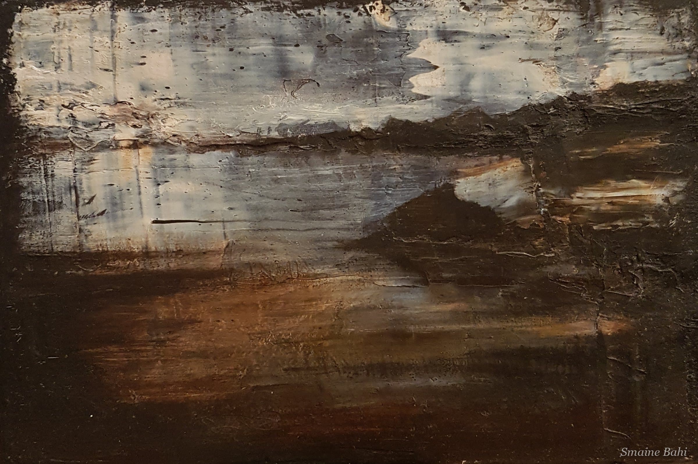 Landschaft am Morgen – kleines Ölgemälde 29 × 20 cm von Smaine Bahi, pastos gemalte dunkelbraune Erd- und Hügelflächen unter einem hellgrauen Himmelsstreifen