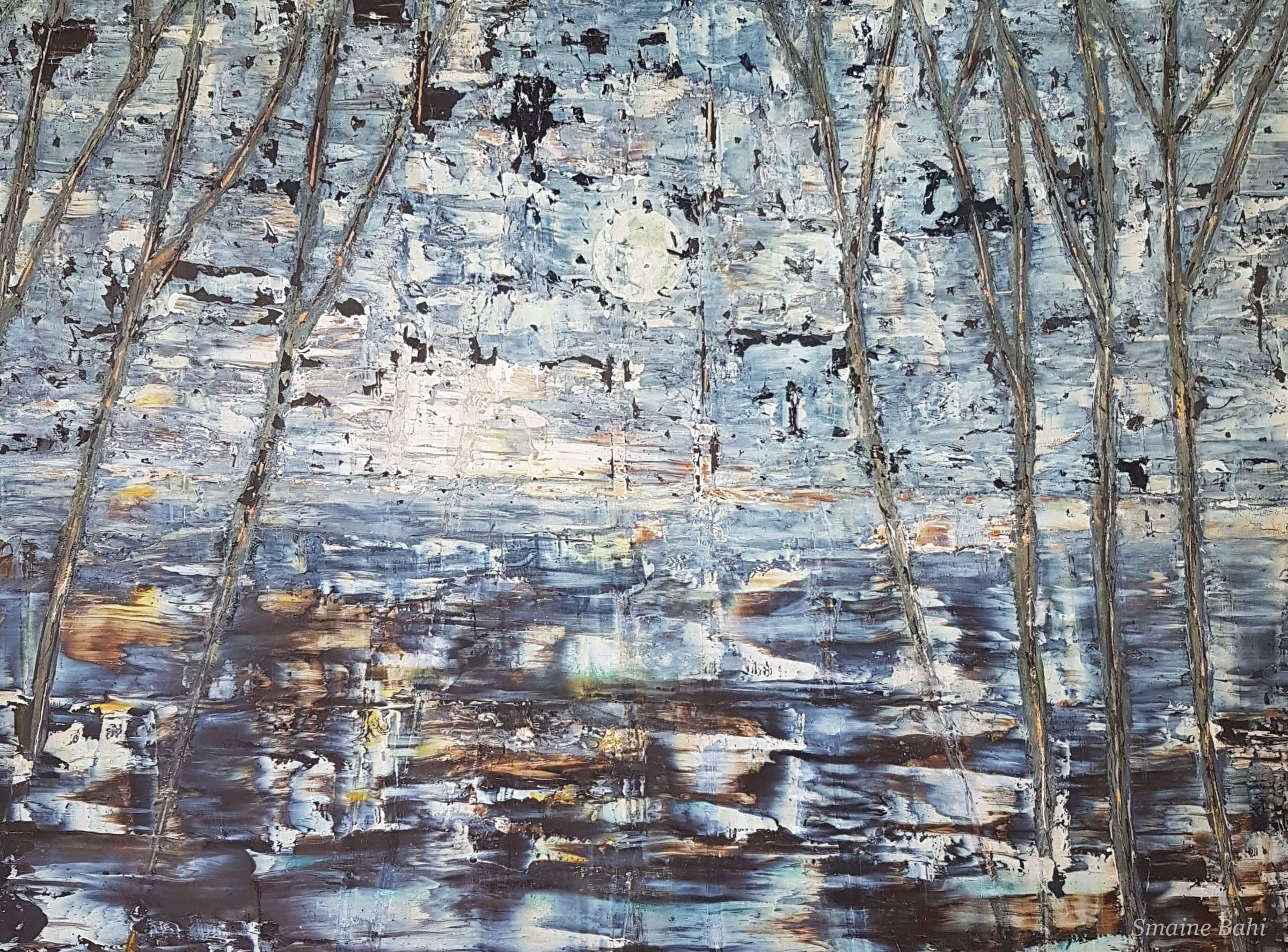 Septentrional Landschaft – Ölgemälde 160 × 120 cm von Smaine Bahi, schlanke kahle Baumstämme vor gespachtelter blau-weißer Wasser- und Himmelsfläche mit hellem Mond